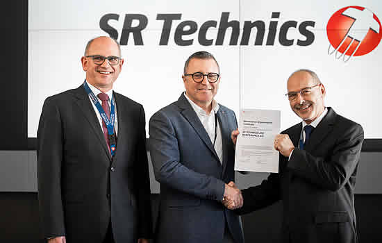 Oscar Koller and Ronald Meier (FOCA) with Urs Kunzelmann, GM SR Technics Line Maintenance AG.